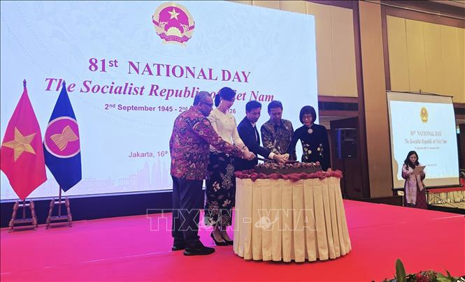 Đại sứ Việt Nam tại Indonesia Tạ Văn Thông; Đại sứ Tôn Thị Ngọc Hương, Trưởng Phái đoàn đại diện thường trực Việt Nam tại ASEAN cùng đại diện quan chức Indonesia cắt bánh tại buổi lễ. Ảnh: Lê Minh Hưởng - Pv TTXVN tại Indonesia