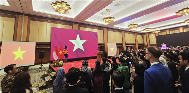 Đại diện quan chức Indonesia, bạn bè quốc tế và cộng đồng người Việt Nam đang sinh sống, làm việc tại Indonesia tham dự buổi lễ. Ảnh: Lê Minh Hưởng - Pv TTXVN tại Indonesia