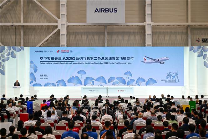 Lễ bàn giao chiếc máy bay đầu tiên thuộc dòng A320 được lắp ráp tại dây chuyền lắp ráp hoàn thiện mới của Airbus ở Thiên Tân, Trung Quốc, ngày 16/9/2026. Ảnh: THX/TTXVN phát