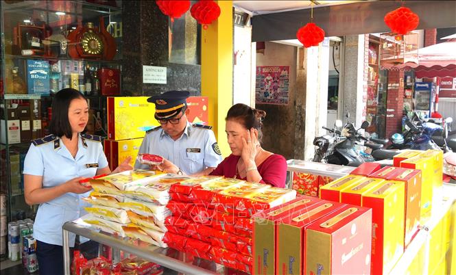 Lực lượng Quản lý thị trường tỉnh Gia Lai tăng cường công tác kiểm tra, giám sát các mặt hàng phục vụ dịp Tết Trung thu 2026. Ảnh: Quang Thái - TTXVN