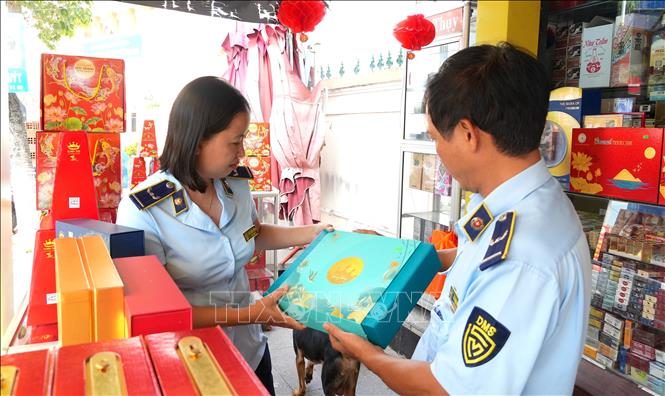 Lực lượng Quản lý thị trường tỉnh Gia Lai tăng cường công tác kiểm tra, giám sát các mặt hàng phục vụ dịp Tết Trung thu 2026. Ảnh: Quang Thái - TTXVN