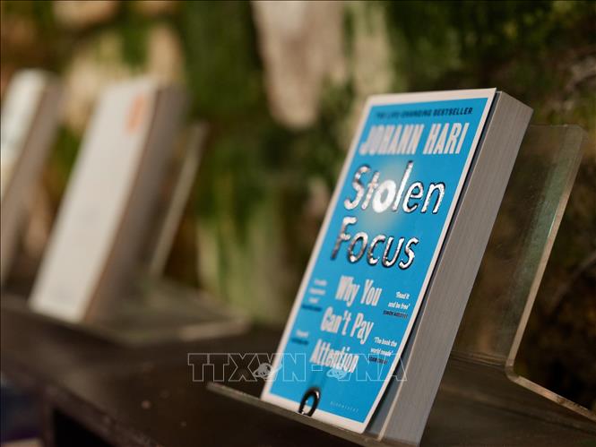 Cận cảnh một cuốn sách hiếm và có giá trị sưu tầm được trưng bày ở tầng hầm quán cafe. Ảnh: Lê Đạt - PV TTXVN tại Australia