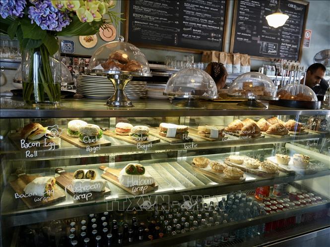 Ngoài cafe và sách, cửa hàng còn bán nhiều loại bánh tươi ngon. Ảnh: Lê Đạt - PV TTXVN tại Australia