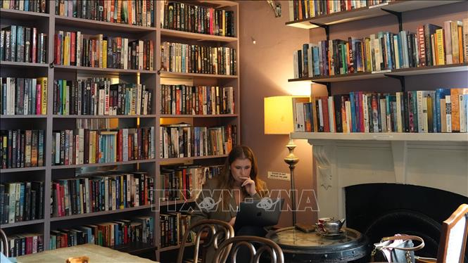 Khách hàng tận hưởng không gian yên tĩnh cùng tách trà trong quán cafe sách Ampersand Cafe & Bookstore. Ảnh: Lê Đạt - PV TTXVN tại Australia