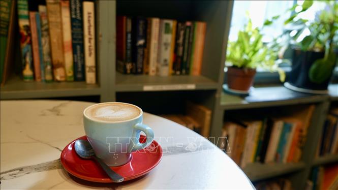 Một ly cafe bắt mắt trong không gian sách đa dạng. Ảnh: Lê Đạt - PV TTXVN tại Australia