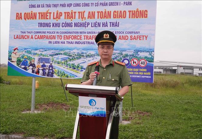 Thượng tá Đỗ Ngọc Lễ, Trưởng Công an xã Thái Thụy, phát biểu tại chương trình ra quân. Ảnh: Nguyễn Công Hải - TTXVN