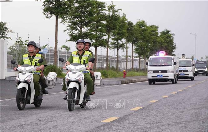 Lực lượng Công an ra quân bảo đảm an ninh trật tự tại khu công nghiệp Liên Hà Thái. Ảnh: Nguyễn Công Hải - TTXVN