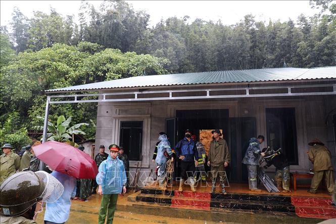 Lực lượng an ninh tiến hành bảo đảm an ninh trật tự tại điểm sạt lở. Ảnh: Thanh Hải - TTXVN     