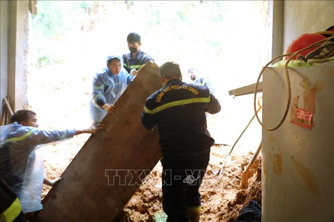Các đơn vị chức năng tiến hành công tác khắc phục tại điểm sạt lở. Ảnh: Thanh Hải - TTXVN 