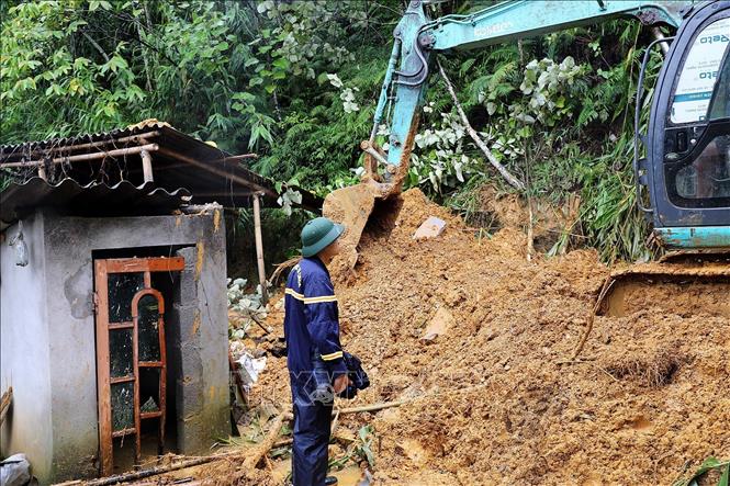 Đơn vị chức năng tiến hành công tác khắc phục tại điểm sạt lở. Ảnh: Thanh Hải - TTXVN  