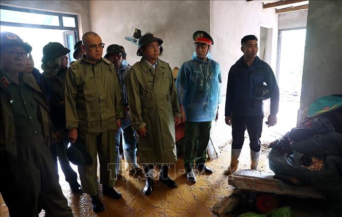 Đồng chí Bí thư Tỉnh ủy Thú Thọ Phạm Đại Dương, Chủ tịch UBND tỉnh Phú Thọ Trần Duy Đông trao đổi công tác khắc phục hậu quả. Ảnh: Thanh Hải - TTXVN  