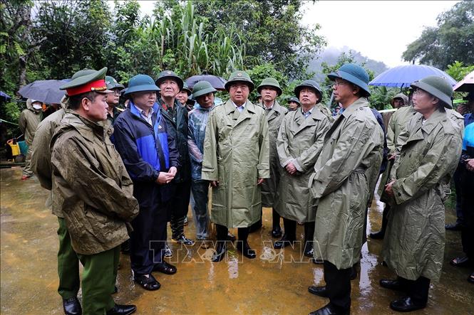 Đồng chí Trần Duy Đông, Chủ tịch UBND tỉnh Phú Thọ đến hiện trường chỉ đạo công tác khắc phục hậu quả. Ảnh: Thanh Hải - TTXVN  