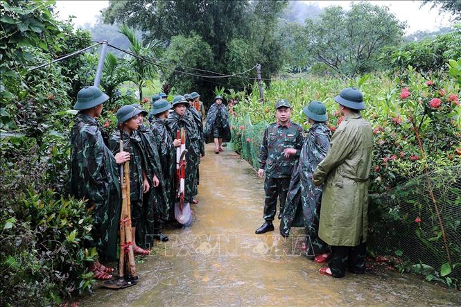 Các đơn vị quân sự tiến hành công tác khắc phục sạt lở. Ảnh: Thanh Hải - TTXVN  