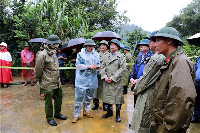Chính quyền địa phương cùng các đơn vị chức năng khẩn trương có mặt tại hiện trường khắc phục sạt lở. Ảnh: Thanh Hải - TTXVN 