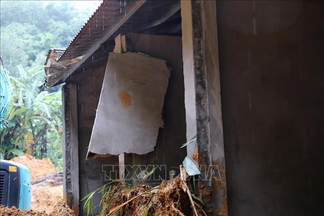 Tường phòng ngủ nhà dân bị sập bị vùi lấp. Ảnh: Thanh Hải - TTXVN  