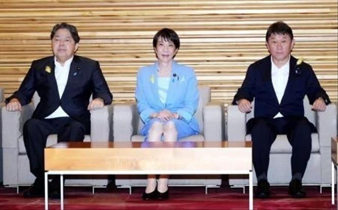 Thủ tướng Nhật Bản Sanae Takaichi (giữa) tại một cuộc họp nội các ở Tokyo. Ảnh: Kyodo/TTXVN phát