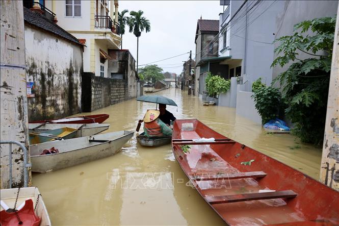 Khu dân cư ven sông Bùi ngập trong nước lũ, người dân phải dùng thuyền để di chuyển. Ảnh: Nhật Anh - TTXVN