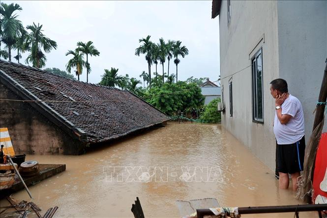 Nước lũ bao vây nhà dân tại xã Quảng Bị. Ảnh: Phạm Tuấn Anh - TTXVN
