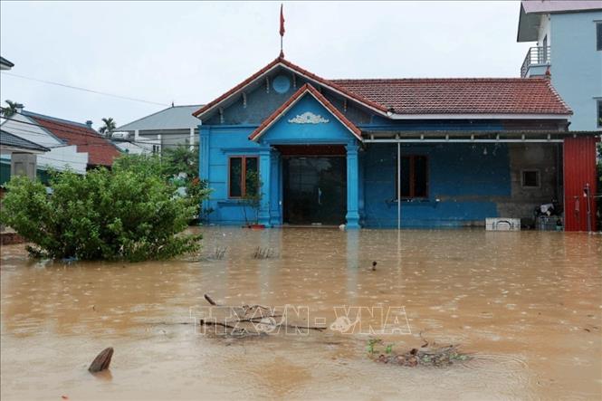 Nước lũ dâng cao tràn vào sân và bao vây nhà dân tại xã Quảng Bị, Hà Nội. Ảnh: Phạm Tuấn Anh - TTXVN