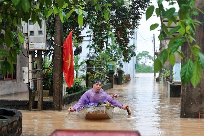 Nước lũ dâng cao, người dân phải sử dụng thuyền nhỏ để di chuyển tại xã Quảng Bị, Hà Nội. Ảnh: Phạm Tuấn Anh - TTXVN