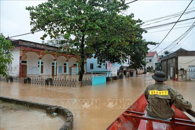 Nhà Văn hoá xã Quảng Bị ngập trong nước lũ, việc đi lại của người dân chủ yếu dựa vào thuyền. Ảnh: Phạm Tuấn Anh - TTXVN