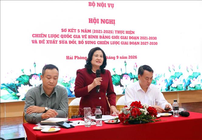 Thứ trưởng Bộ Nội vụ Nguyễn Thị Hà phát biểu tại hội nghị. Ảnh: Hoàng Ngọc – TTXVN 