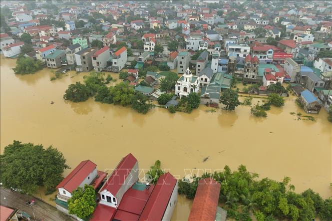 Nhiều tuyến đường, sân vườn và nhà dân tại xã Quảng Bị chìm trong nước lũ. Ảnh: Phạm Tuấn Anh - TTXVN
