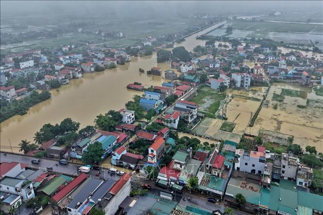 Khu dân cư xã Quảng Bị bị nước lũ bao vây, nhiều tuyến đường và khu đất thấp đã chìm trong nước. Ảnh: Phạm Tuấn Anh - TTXVN