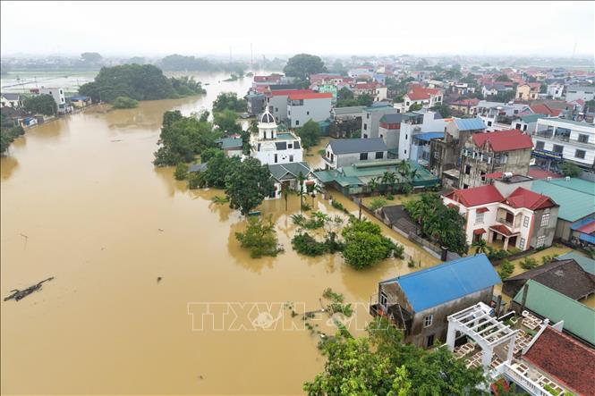 Nước lũ tràn sâu vào khu dân cư, bủa vây nhà ở và công trình tại xã Quảng Bị. Ảnh: Phạm Tuấn Anh - TTXVN