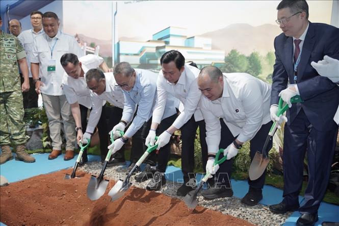 Các đại biểu thực hiện nghi thức khởi công dự án. Ảnh: Đỗ Quyên – PV TTXVN tại Indonesia
