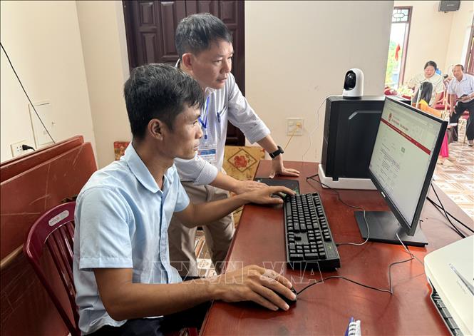 Hướng dẫn cán bộ không chuyên trách tại xã Ninh Cường (Ninh Bình) khai thác thông tin qua các nền tảng số. Ảnh: Nguyễn Lành - TTXVN 