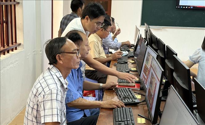 Phổ biến kỹ năng tin học cho cán bộ không chuyên trách tại xã Ninh Cường (Ninh Bình). Ảnh: Nguyễn Lành - TTXVN 