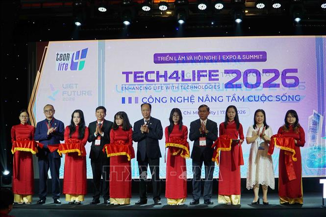 Các đại biểu cắt băng khai mạc sự kiện. Ảnh: Thu Hoài - TTXVN