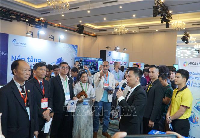 Các đại biểu tham quan các gian hàng công nghệ. Ảnh: Thu Hoài - TTXVN