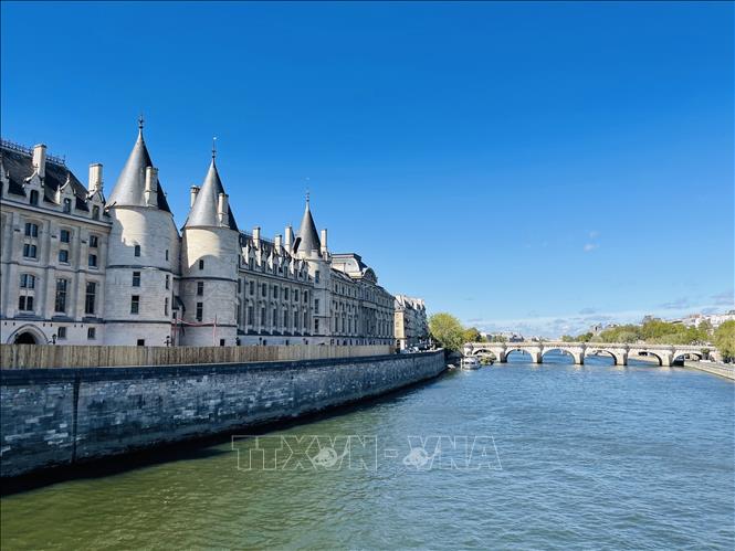 Conciergerie với những tháp đá đặc trưng bên bờ sông Seine, gợi dấu ấn lịch sử lâu đời giữa trung tâm Paris. Ảnh: Trần Đức Hùng - PV TTXVN tại Pháp