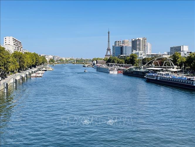 Sông Seine với Tháp Eiffel ở phía xa, một góc đặc trưng của thủ đô Paris trong những ngày đầu thu. Ảnh: Trần Đức Hùng - PV TTXVN tại Pháp