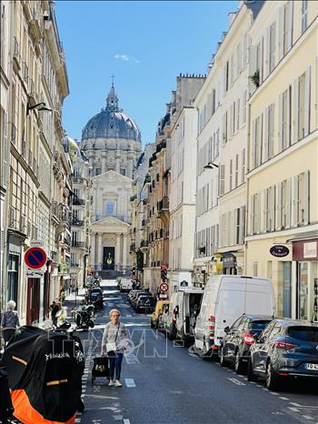 Một góc phố Paris với những dãy nhà cổ dẫn tầm mắt về mái vòm Nhà nguyện Val-de-Grâce, tạo nên chiều sâu kiến trúc đặc trưng của thủ đô nước Pháp. Ảnh: Trần Đức Hùng - PV TTXVN tại Pháp