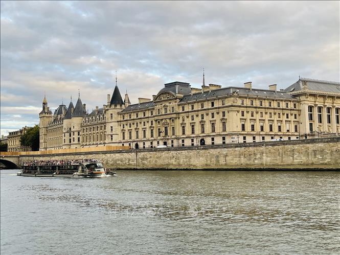 Quần thể Conciergerie bên bờ sông Seine, một trong những dấu ấn kiến trúc lịch sử nổi bật của Paris, nhìn từ phía hữu ngạn. Ảnh: Trần Đức Hùng - PV TTXVN tại Pháp