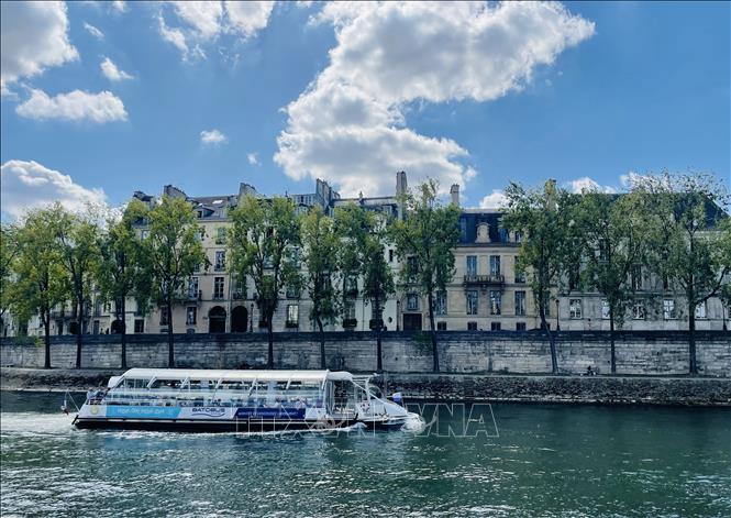 Tàu du lịch Batobus trên sông Seine, một hình ảnh quen thuộc trong nhịp sống và du lịch của Paris. Ảnh: Trần Đức Hùng - PV TTXVN tại Pháp