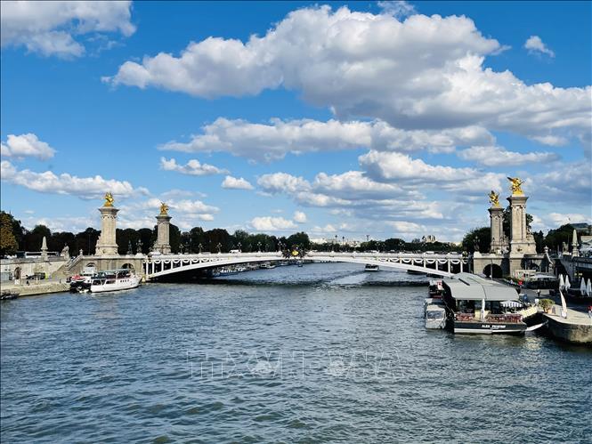 Cầu Alexandre III bắc qua sông Seine, nổi bật với những cột trang trí mạ vàng, là một trong những cây cầu đẹp và nổi tiếng của Paris. Ảnh: Trần Đức Hùng - PV TTXVN tại Pháp