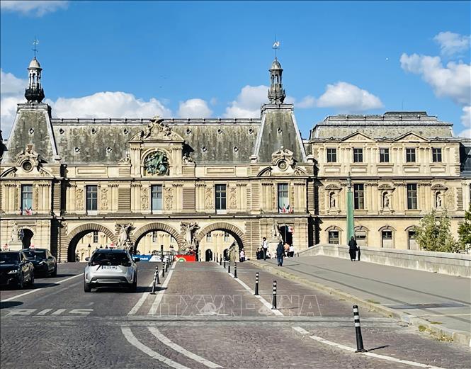 Các cổng vòm Carrousel thuộc quần thể Bảo tàng Louvre, một trong những công trình kiến trúc tiêu biểu ở trung tâm Paris. Ảnh: Trần Đức Hùng - PV TTXVN tại Pháp
