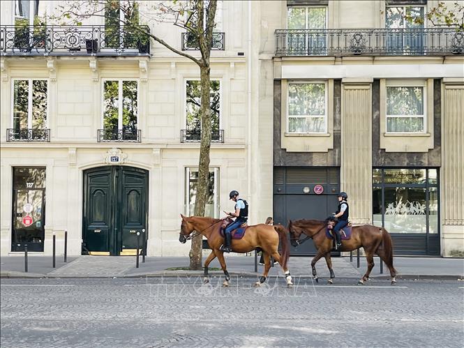 Cảnh sát cưỡi ngựa tuần tra trên đường phố Paris, một hình ảnh quen thuộc trong công tác bảo đảm an ninh và trật tự đô thị của thủ đô nước Pháp. Ảnh: Trần Đức Hùng - PV TTXVN tại Pháp