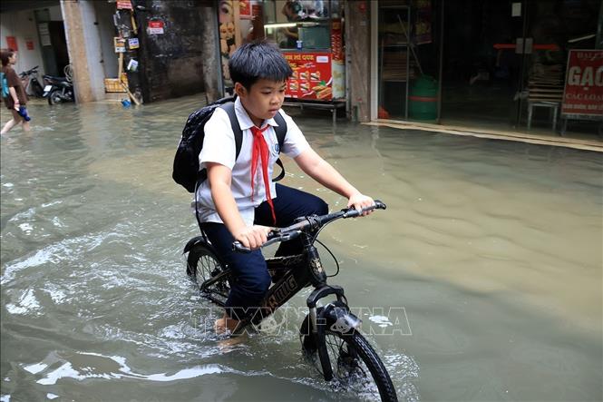 Phố Triều Khúc, phường Thanh Liệt vẫn ngập sâu, cuộc sống của người dân bị ảnh hưởng, các phương tiện giao thông gặp khó khăn khi đi qua tuyến đường này. Ảnh: Tuấn Anh - TTXVN