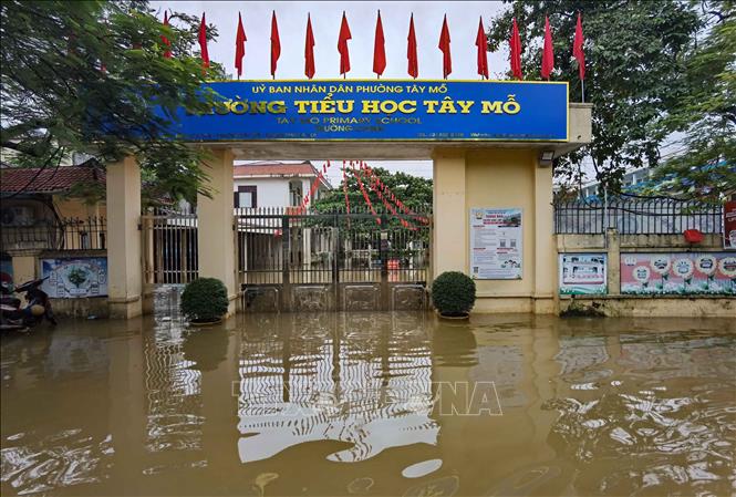 Ngày 17/9/2026, trường Tiểu học Tây Mỗ (phường Tây Mỗ) ngập trong nước, học sinh không thể tới trường. Ảnh: Thanh Tùng - TTXVN
