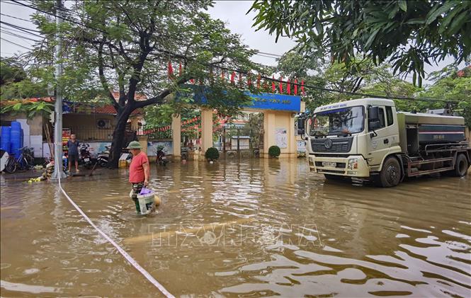 Nước ngập bên ngoài và trong trường Tiểu học Tây Mỗ (phường Tây Mỗ). Ảnh: Thanh Tùng - TTXVN 
