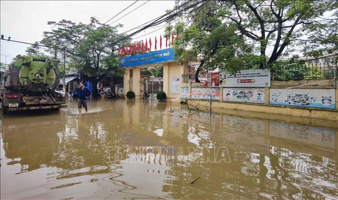 Nước ngập bên ngoài và trong trường Tiểu học Tây Mỗ (phường Tây Mỗ). Ảnh: Thanh Tùng - TTXVN 