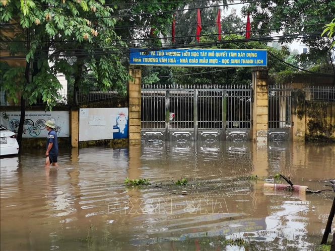 Ngày 17/9/2026, trường Tiểu học Tây Mỗ (phường Tây Mỗ) ngập trong nước, học sinh không thể tới trường. Ảnh: Thanh Tùng - TTXVN