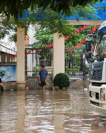 Nước ngập bên ngoài và trong trường Tiểu học Tây Mỗ (phường Tây Mỗ). Ảnh: Thanh Tùng - TTXVN 
