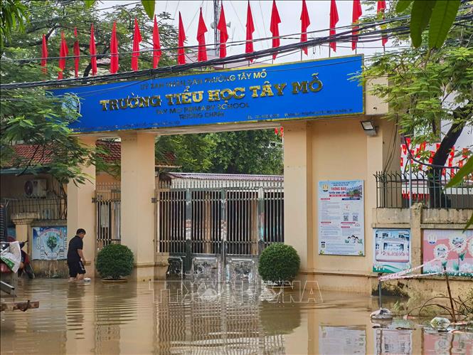 Ngày 17/9/2026, trường Tiểu học Tây Mỗ (phường Tây Mỗ) ngập trong nước, học sinh không thể tới trường. Ảnh: Thanh Tùng - TTXVN
