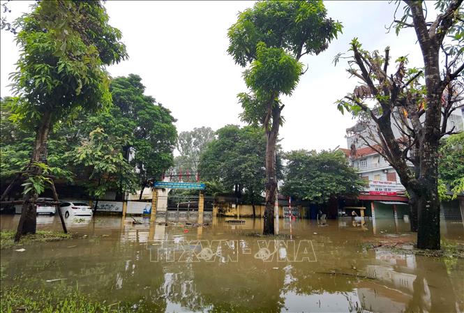 Nước ngập bên ngoài và trong trường Tiểu học Tây Mỗ (phường Tây Mỗ). Ảnh: Thanh Tùng - TTXVN 